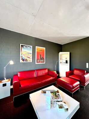 Superior-Studiosuite | Wohnbereich | 24-Zoll-Flachbildfernseher mit Satellitenempfang, Fernseher