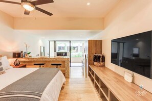 Escritorio, tabla de planchar con plancha, wifi gratis y ropa de cama