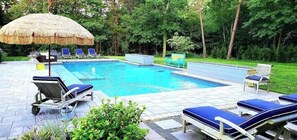 Una piscina al aire libre, una piscina climatizada