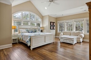 5 slaapkamers, een bureau, een strijkplank/strijkijzer, gratis wifi