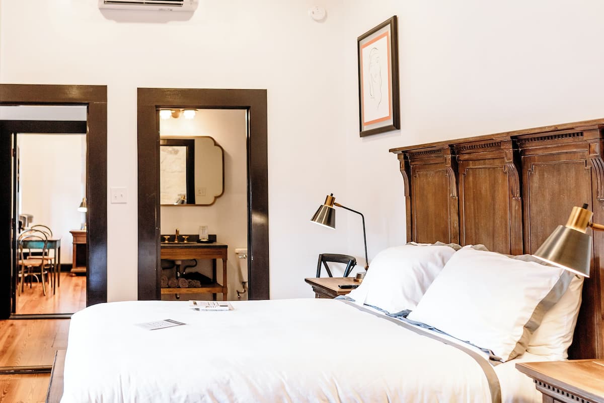 Room 22 | 1 Schlafzimmer, individuell dekoriert, individuell eingerichtet