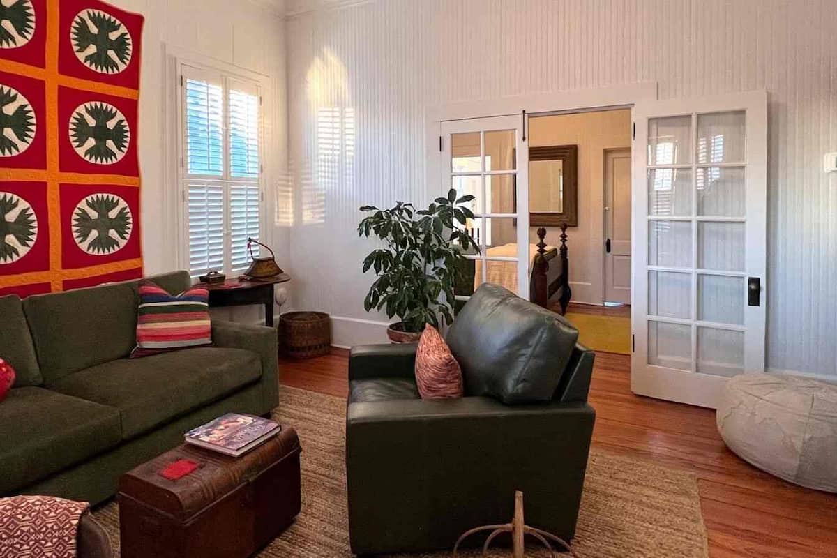Deluxe Suite, 1 Queen Bed | Living area | Flat-screen TV