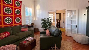 华丽套房, 1 张大床 | 起居区 | 平板电视