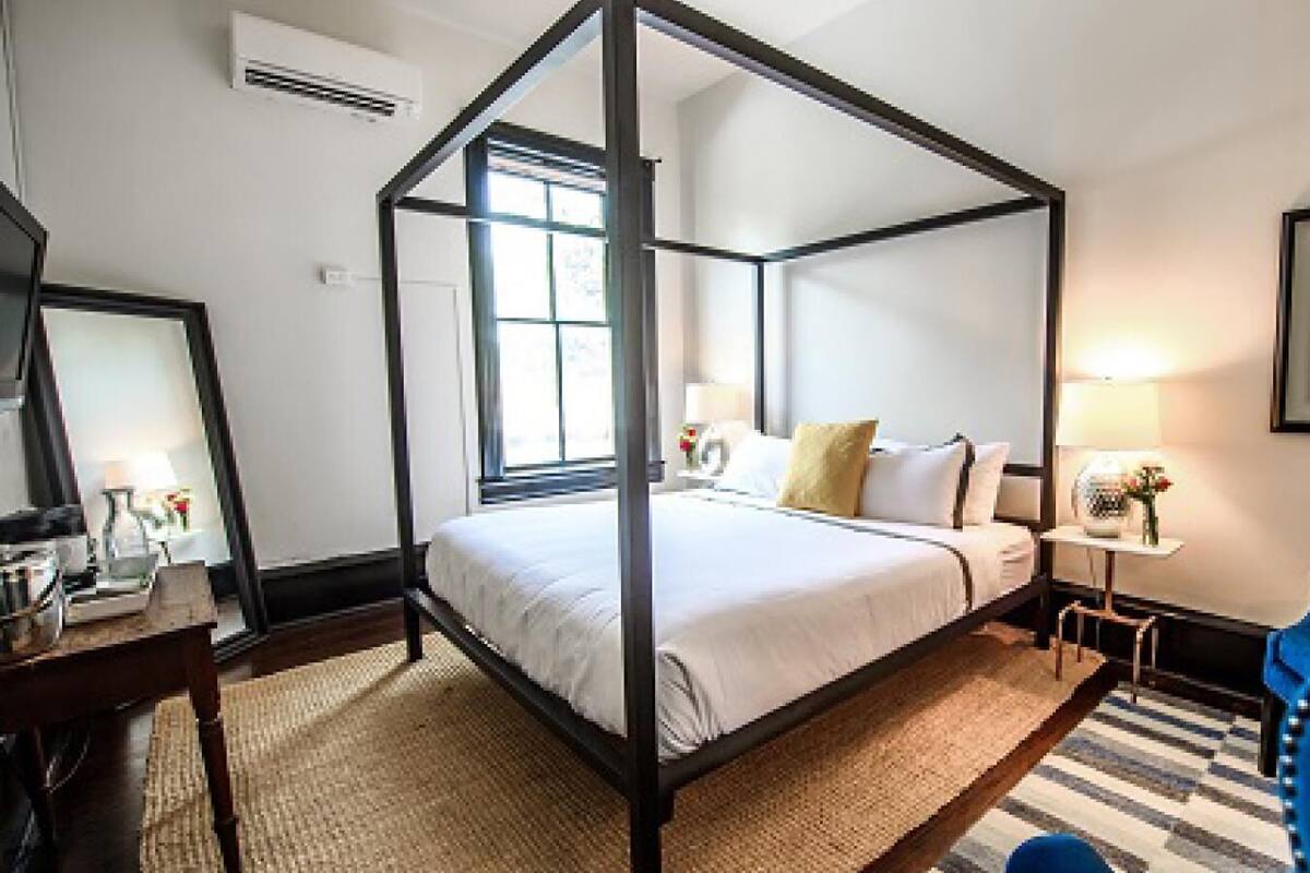 Suite 24 | مكواة/لوح كي وواي فاي مجانًا وبديكورات فريدة لكل غرفة