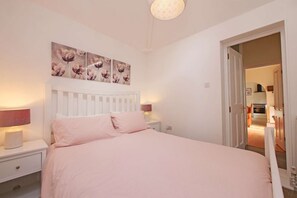 3 bedrooms, iron/ironing board, WiFi, bed sheets - Adhurst" - close to city centre - 3 bed/2 bath (York)