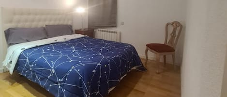 1 slaapkamer, een strijkplank/strijkijzer, internet, beddengoed