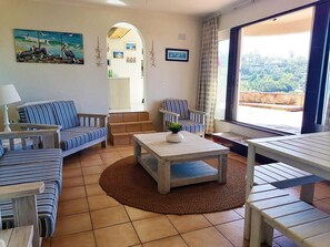 Apartament Comfort | Sala d'estar | Televisor de pantalla plana de 42 polzades amb canals per cable