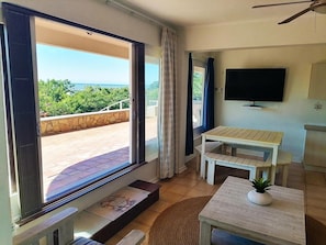 Apartament Comfort | Sala d'estar | Televisor de pantalla plana de 42 polzades amb canals per cable