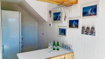 Comfort Apartment | Living area | 42-inch flat-screen TV with cable channels, TV