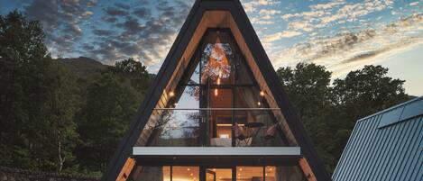 Chalet Luxe, 3 chambres, vue jardin | Coin séjour | TV connectée de 43 pouces avec chaßnes par satellite