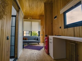 Panoraamahuone | Tallelokero huoneessa, pimennysverhot, ilmainen Wi-Fi, vuodevaatteet