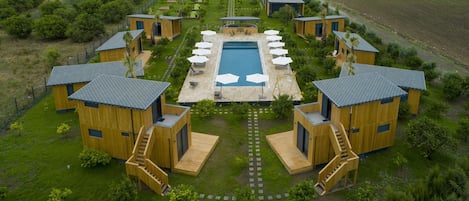 客房内保险箱、遮光窗帘、免费 WiFi、床单