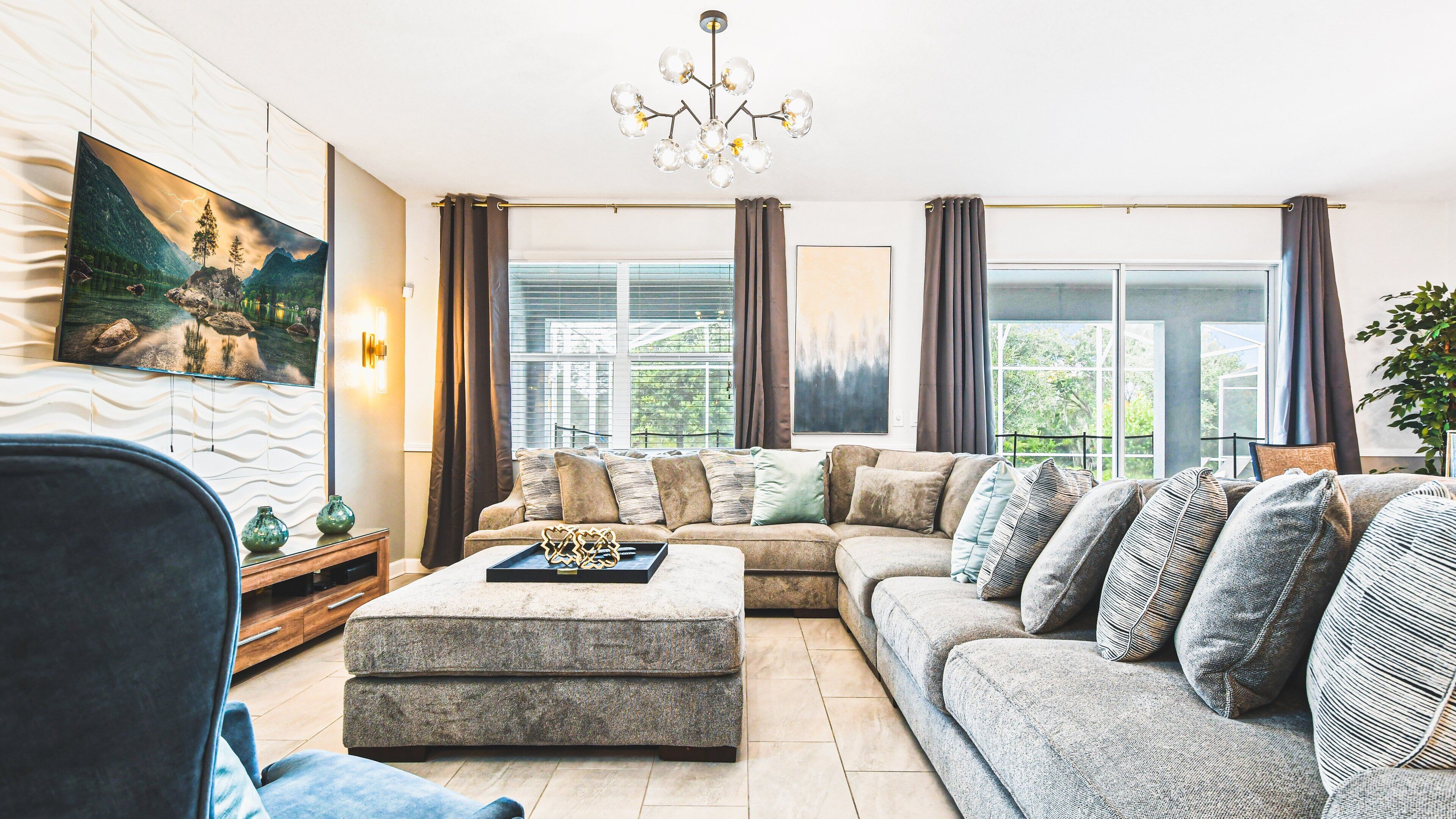 Een moderne woonkamer met een hoekbank, een salontafel en een schilderij aan de muur.