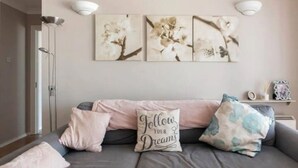 Unclassified image, 4 of 11, button - Stunning 2 Bedroom Apartment in Central Dublin (Dublin)
