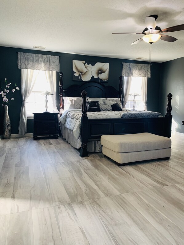 5 bedrooms, desk, iron/ironing board, travel cot