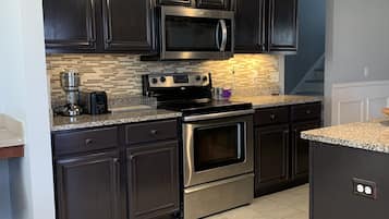 Kylskåp, mikrovågsugn, ugn och diskmaskin