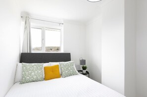 3 bedrooms, iron/ironing board, internet, bed sheets