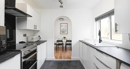 Skyvillion - Spacious 3Bed House w/Garden+Parking
