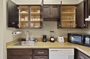 Geladeira, micro-ondas, cooktop, lava-louças