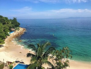 在海滩、沙滩椅、沙滩毛巾