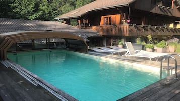 Piscine extérieure (ouverte en saison), chaises longues