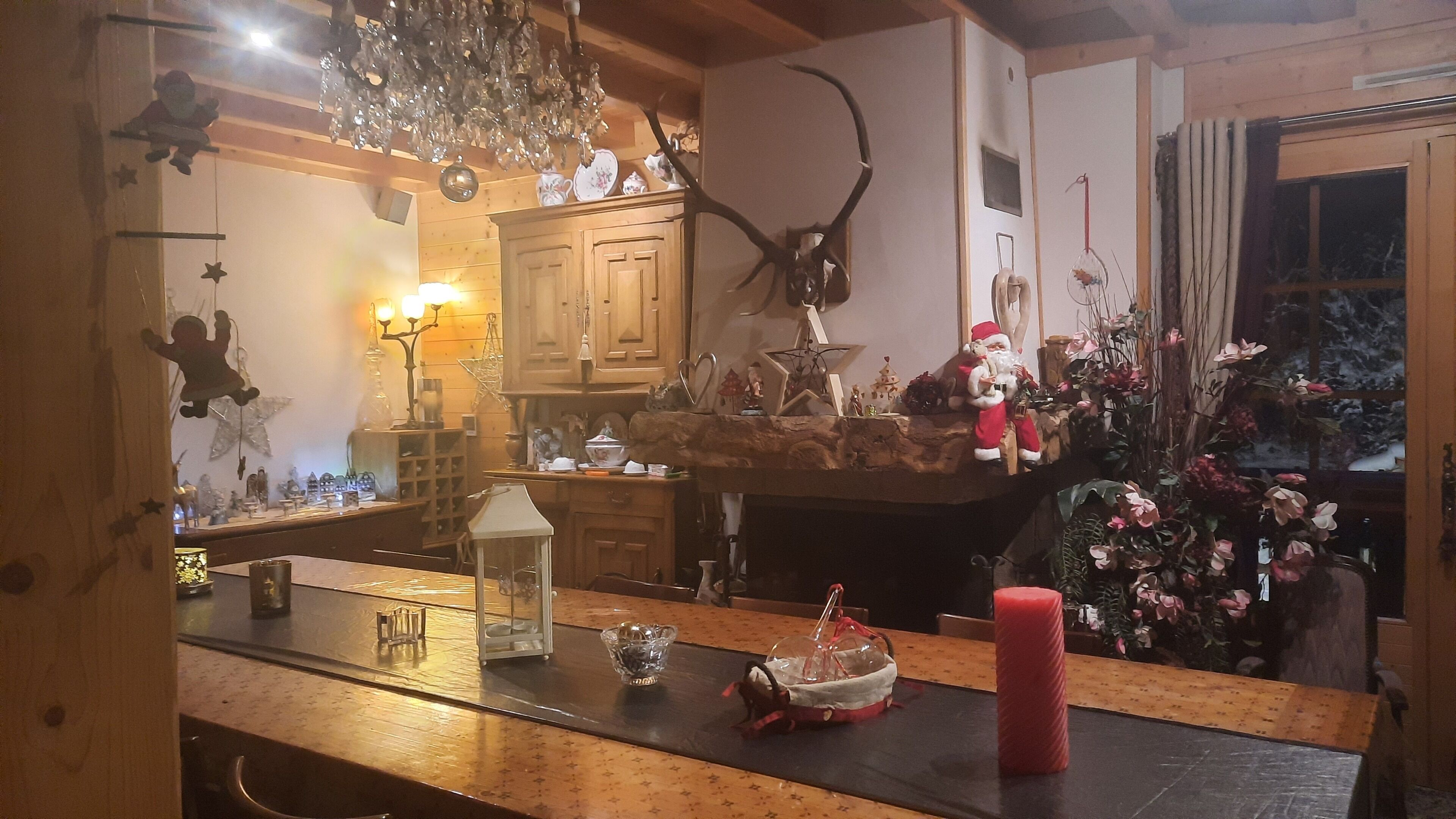 Una habitación acogedora con muebles de madera, chimenea y decoración navideña.