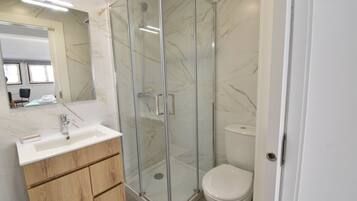 Premium Studio | Bathroom | Shower, rainfall showerhead, hair dryer, towels