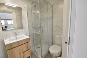 Premium Studio | Bathroom | Shower, rainfall showerhead, hair dryer, towels