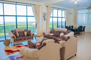 อพาร์ทเมนท์, 2 ห้องนอน | บริเวณนั่งเล่น | ทีวี