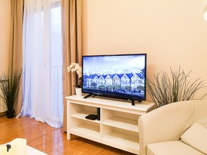 Smart TV - Center, new apartment, two bedrooms + free parking (Novi Sad)
