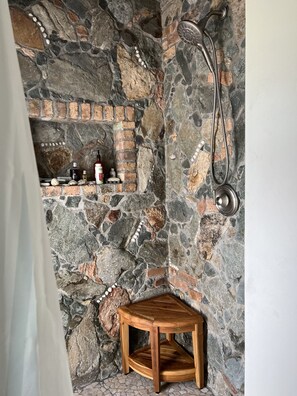 Duschwanne, Haartrockner, Handtücher, Seife