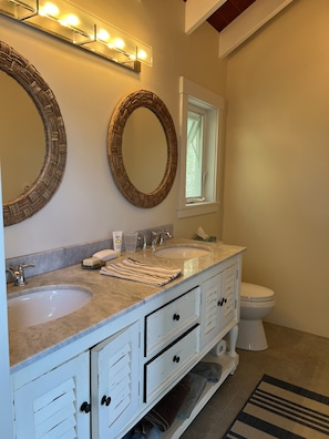 Tina con regadera, secadora de cabello, toallas, jabón 