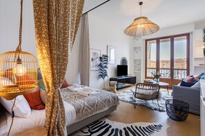 Tabla de planchar con plancha, wifi gratis, ropa de cama