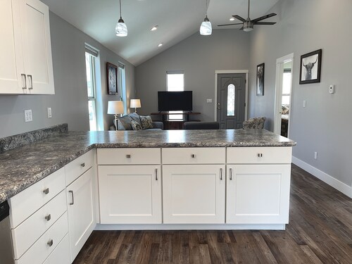 Hillside Cottage- Backyard Oasis, Serene Interior, walk to historic Downtown Cody