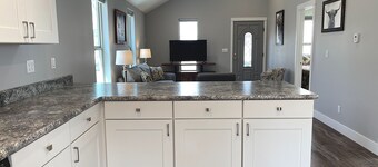 Hillside Cottage- Backyard Oasis, Serene Interior, walk to historic Downtown Cody