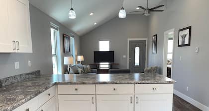 Hillside Cottage- Backyard Oasis, Serene Interior, walk to historic Downtown Cody