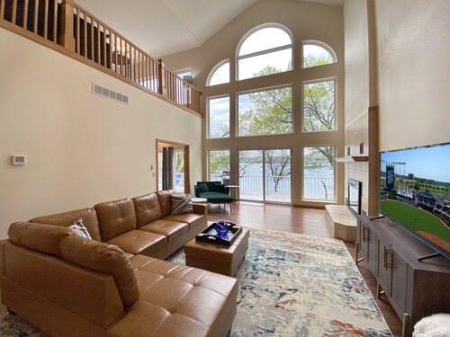 Stay 5 nights get cleaning fee refunded. Lakefront Retreat Min from the Strip