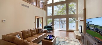 Stay 5 nights get cleaning fee refunded. Lakefront Retreat Min from the Strip