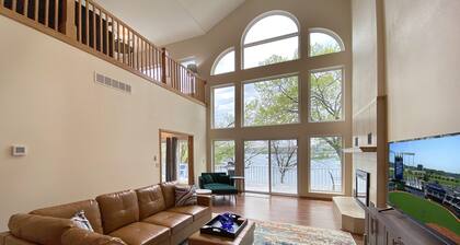 Stay 5 nights get cleaning fee refunded. Lakefront Retreat Min from the Strip