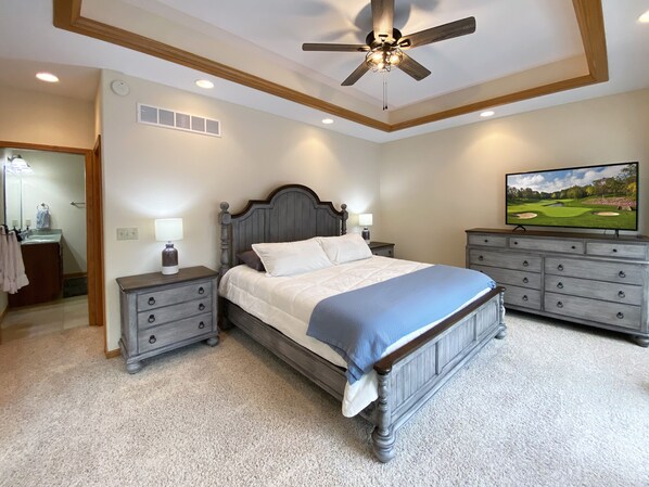 5 bedrooms, iron/ironing board, travel cot, free WiFi - Stay 5 nights get cleaning fee refunded. Lakefront Retreat Min from the Strip (Sunrise Beach)