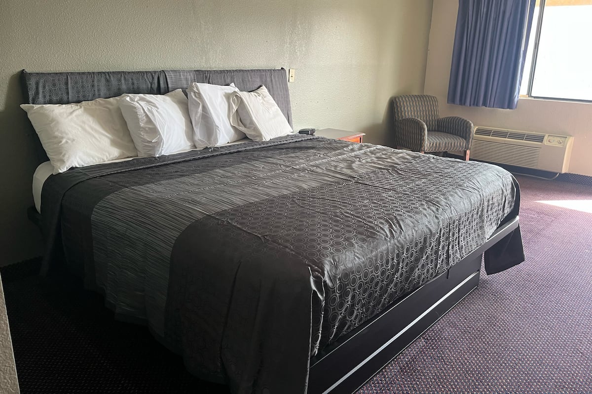 Room, 1 King Bed, Non Smoking | WiFi (free), bed sheets