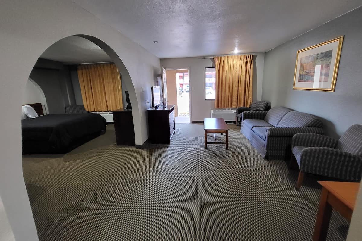 Deluxe Suite | Living area | Flat-screen TV