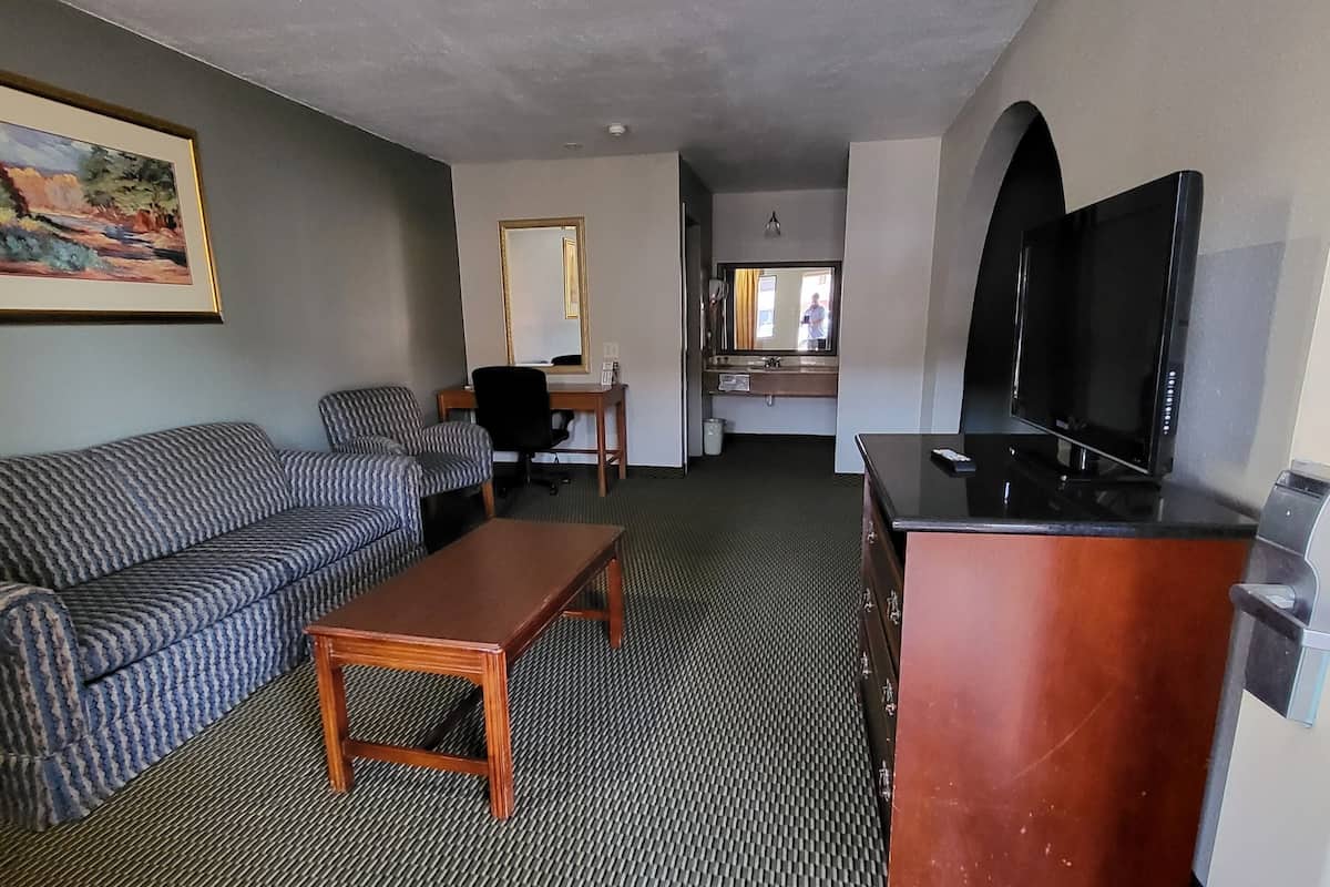 Double Room, Non Smoking | Living area | Flat-screen TV