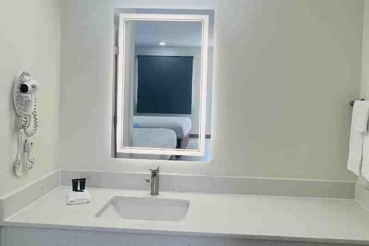 Bathroom | Combined shower/tub, towels