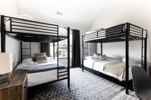 3 Schlafzimmer, Schreibtisch, Bügeleisen/Bügelbrett, Reisekinderbett