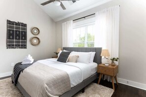 3 chambres, bureau, fer et planche à repasser, lit parapluie