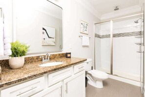 Badewanne, Haartrockner, Handtücher, Seife