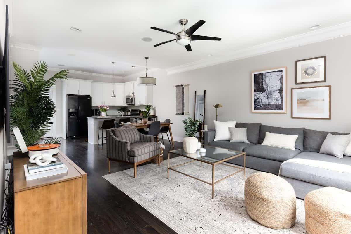 智能电视、书、办公室