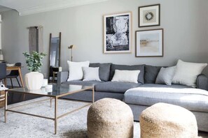 TV connectée, livres, espaces bureaux