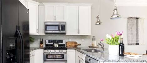 Réfrigérateur, four à micro-ondes, un four, surface de cuisson